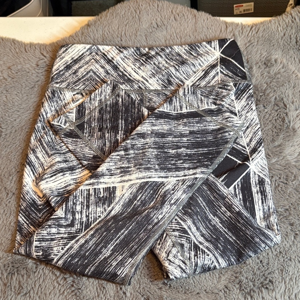 lululemon athletica Black & White Patterned Capri Leggings